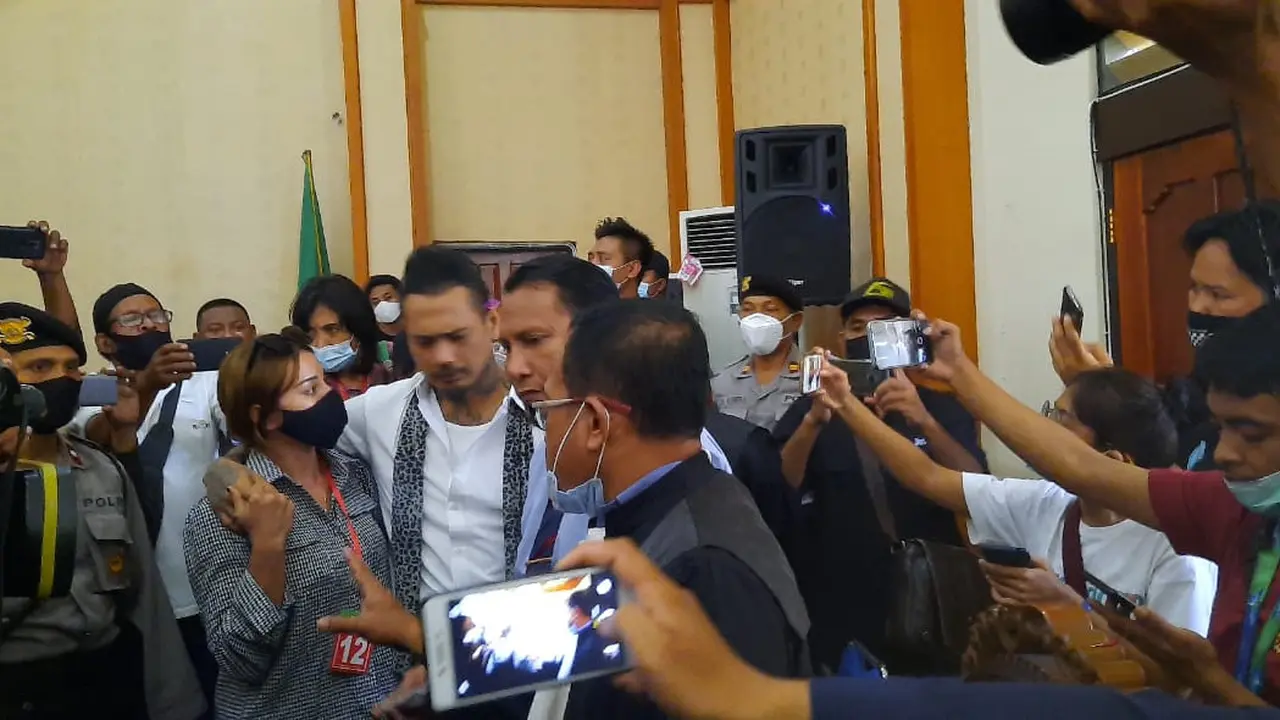 Usai Sidang Putusan Jerinx bersama Nora dan Tim Kuasa Hukumnya