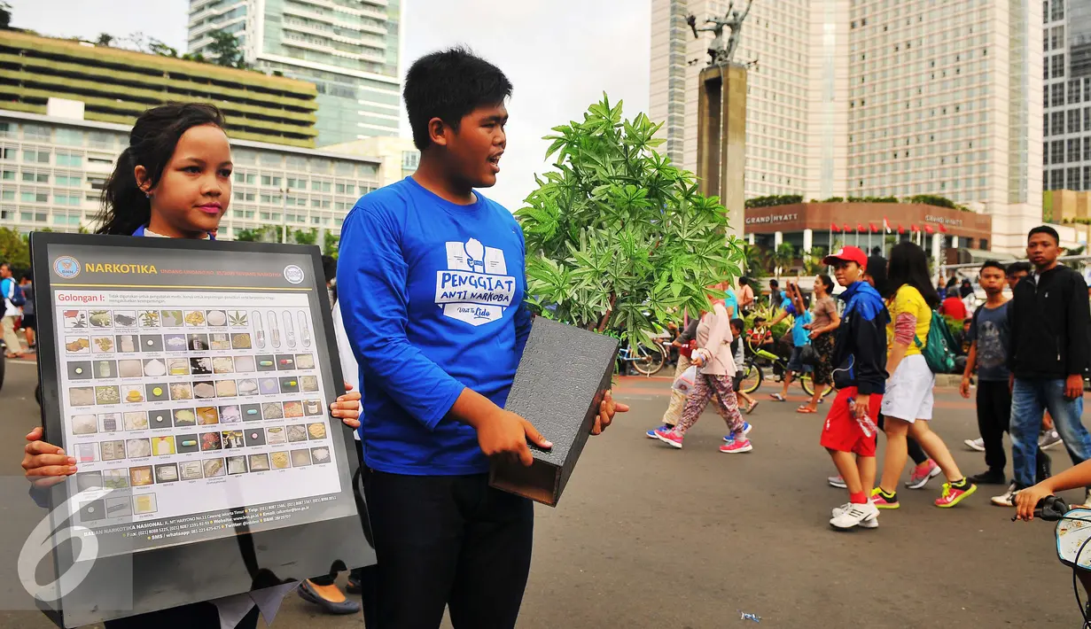 Duta cilik anti narkoba BNNP memberikan penjelasan bahaya narkoba di CFD, Jakarta, Minggu (5/2). Hal tersebut dilakukan agar masyarakat dapat terhindar dari zat terlarang tersebut. (Liputan6.com/Angga Yuniar)