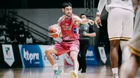 Aksi pemain West Bandits Widyanta Putra Teja pada laga IBL melawan Hawks (dok IBL)