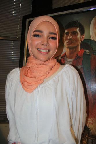 Dewi Sandra yang lebih memilih untuk menutup aurat dengan menggunakan hijab | copyright vemale.com
