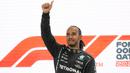 Lewis Hamilton mencatatkan dirinya sebagai pemenang di edisi pertama balapan F1 GP Qatar yang berlangsung di Sirkuit Losail, Qatar, Minggu (21/11/2021) malam WIB. Hasil tersebut membuat dirinya hanya terpaut 8 poin dari pimpinan klasemen, Max Verstappen. (AP/Darko Bandic)