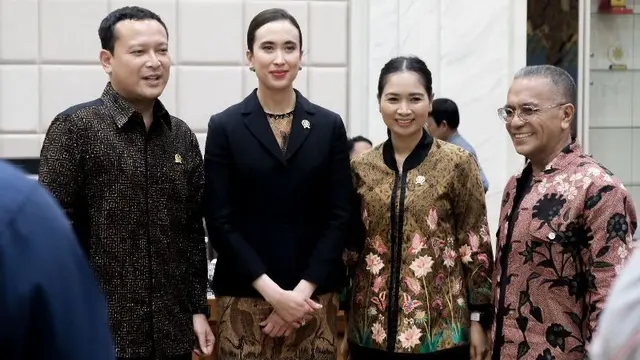 Menpar Widiyanti Putri Wardhana bersama Wamenpar Ni Luh Puspa beserta jajaran pejabat Kemenpar dalam rapat kerja Komisi VII DPR RI, 20 November 2024. foto: Kemenpar