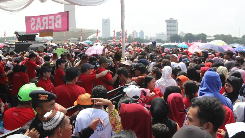 Ada Acara Bagi-Bagi Sembako, Monas Dibanjiri Warga