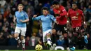 Pemain Manchester City David Silva (kiri tengah) berebut bola dengan pemain Manchester United Jesse Lindgard pada pertandingan Liga Inggris di Etihad Stadium, Manchester, Inggris, Sabtu (7/12/2019). Manchester United menang 2-1. (AP Photo/Rui Vieira)