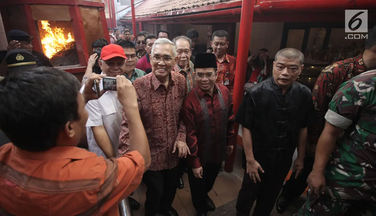 Wakil Presiden keenam RI Try Sutrisno bersama Ketua Unit Kerja Presiden-Pembinaan Ideologi Pancasila Yudi Latief mendatangi Vihara Dharma Bakti, Jakarta, Jumat (16/2). Kunjungan ini terkait perayaan Tahun Baru Imlek 2018. (Liputan6.com/Arya Manggala)