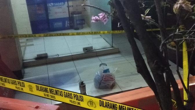 Benda diduga peledak yang ditemukan di Mapolresta Cirebon, Sabtu (15/6/2019). (Liputan6.com/Panji Prayitno)