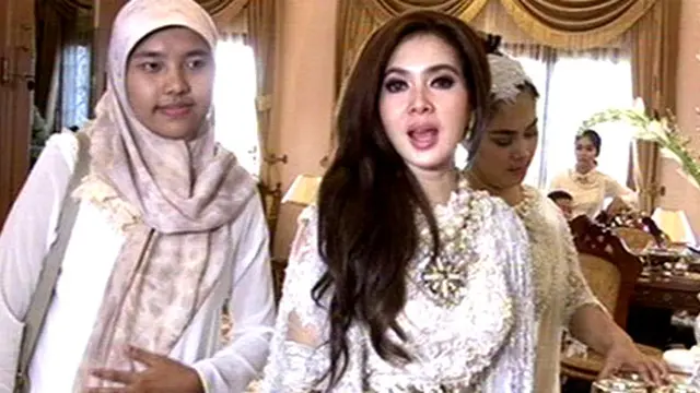 Berhalangan, Syahrini Tetap Datangi Shalat Ied