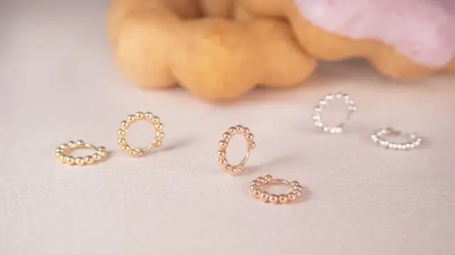 Ilustrasi Model Anting Hoop Emas (Photo By Michiru Mori on Freepik)