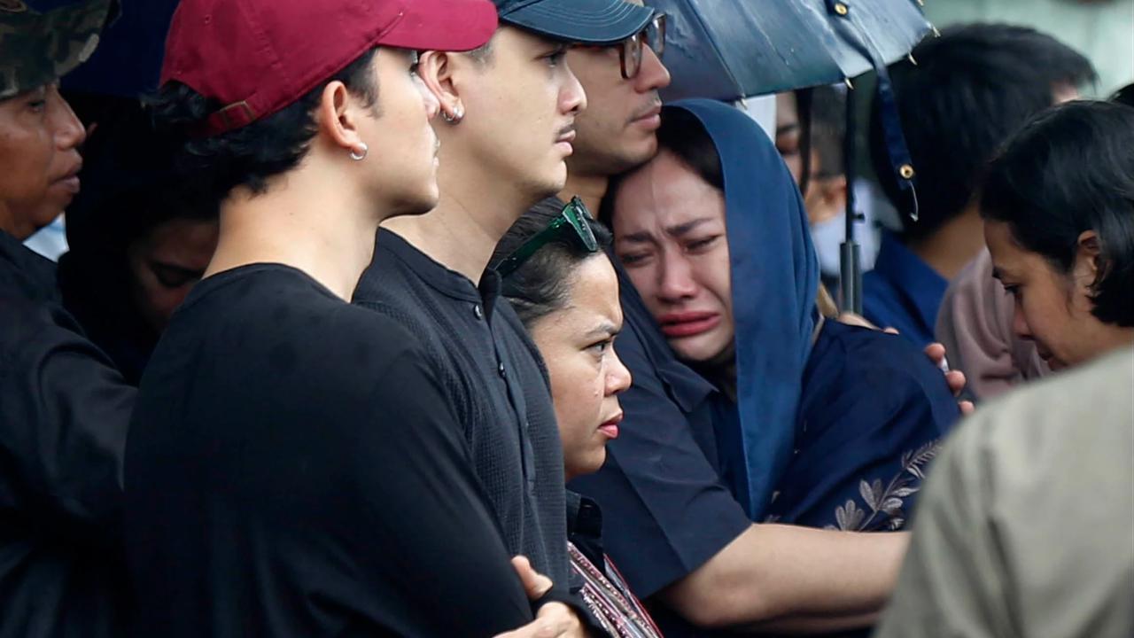 FOTO: Hujan Iringi Pemakaman Vidi Aldiano