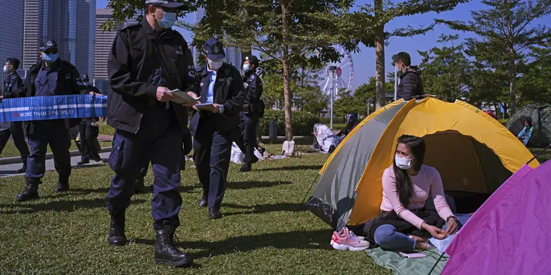 Cegah Penyebaran COVID-19, Polisi Hong Kong Patroli ke Taman