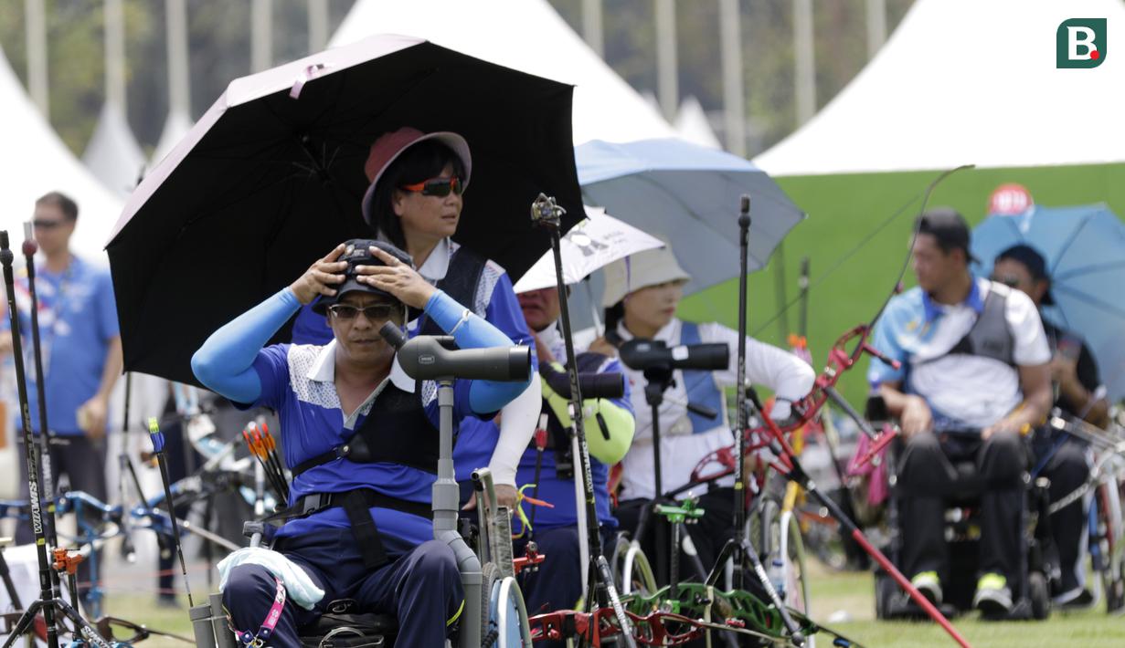 Atlet panahan Asian Para Games melakukan latihan di Lapangan Panahan, Senayan, Jakarta, kamis (04/10/2018). Latihan tersebut juga dalam rangka uji coba lapangan jelang pertandingan. (Bola.com/M Iqbal Ichsan)