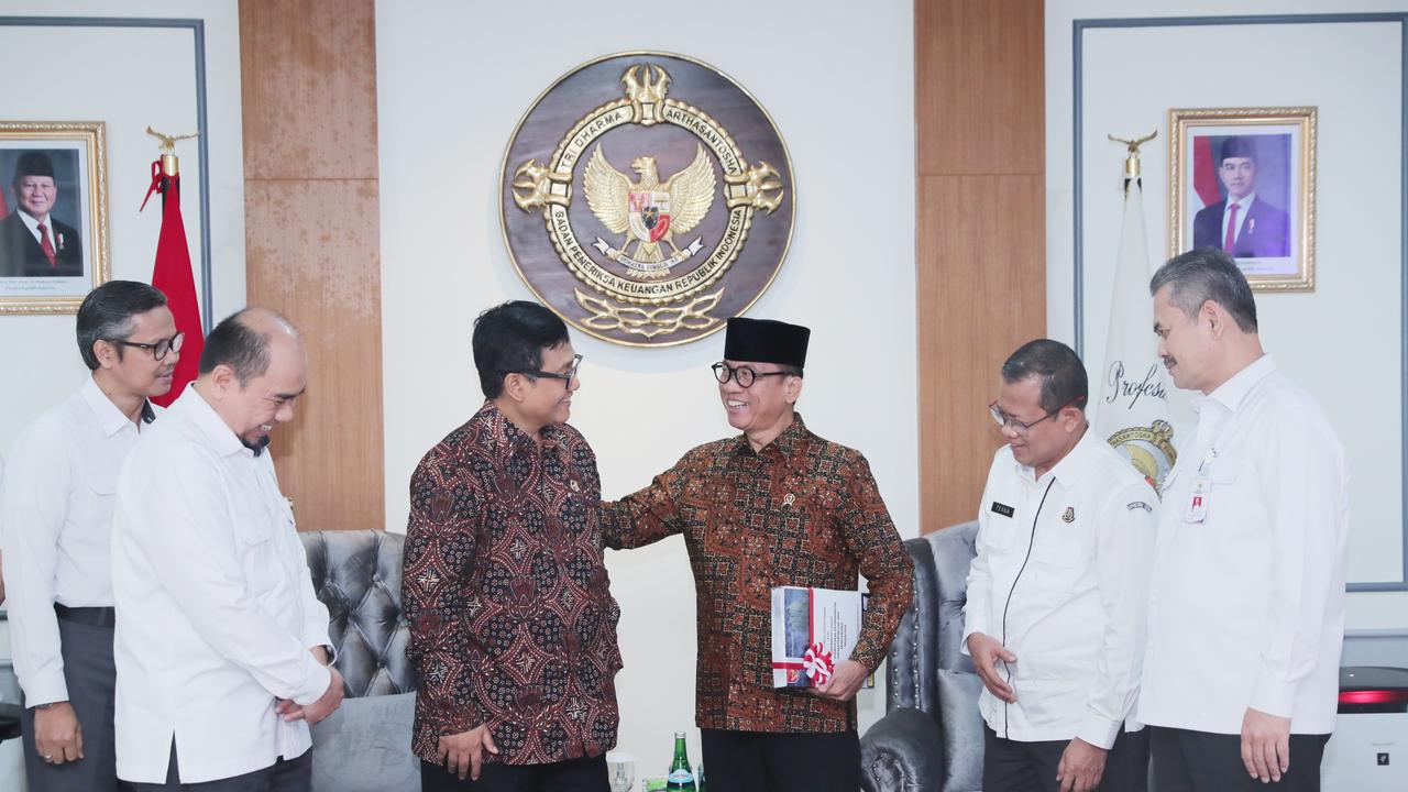 Transeksüel ozining dikini tuzadi