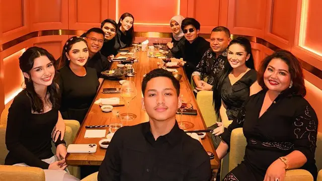 Azriel Hermansyah Melamar Sarah Menzel.