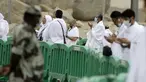 Polisi Saudi berjaga di depan jemaah Muslim yang sedang berdoa di Arafah selama ibadah haji di luar kota suci Mekah, Arab Saudi (19/7/2021). Sekitar 60 ribu jemaah haji mulai memadati kawasan Arafah, pada Senin pagi 9 Dzulhijjah 1442 Hijriah atau bertepatan pada 19 Juli 2021. (AP Photo/Amr Nabil)