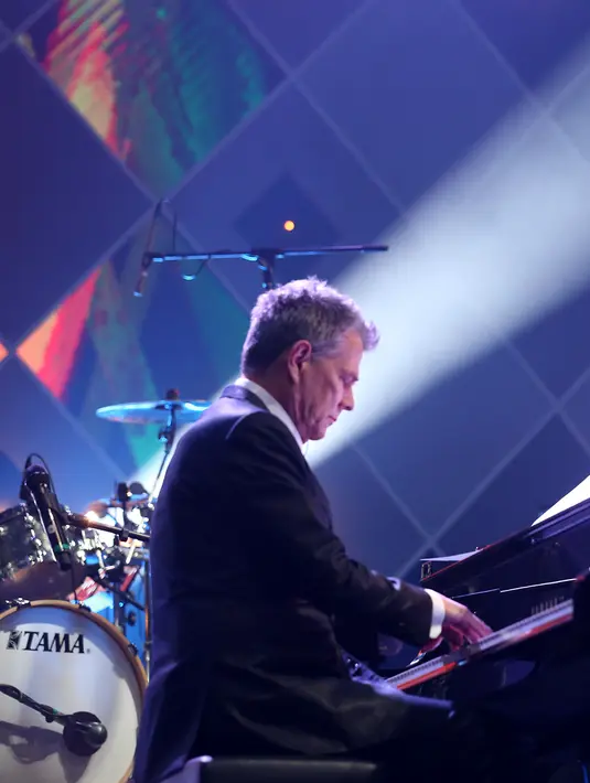 "Good evening Java Jazz," sapa David Foster kepada ribuan penonton yang telah menunggunya. (Andy Masela/Bintang.com)