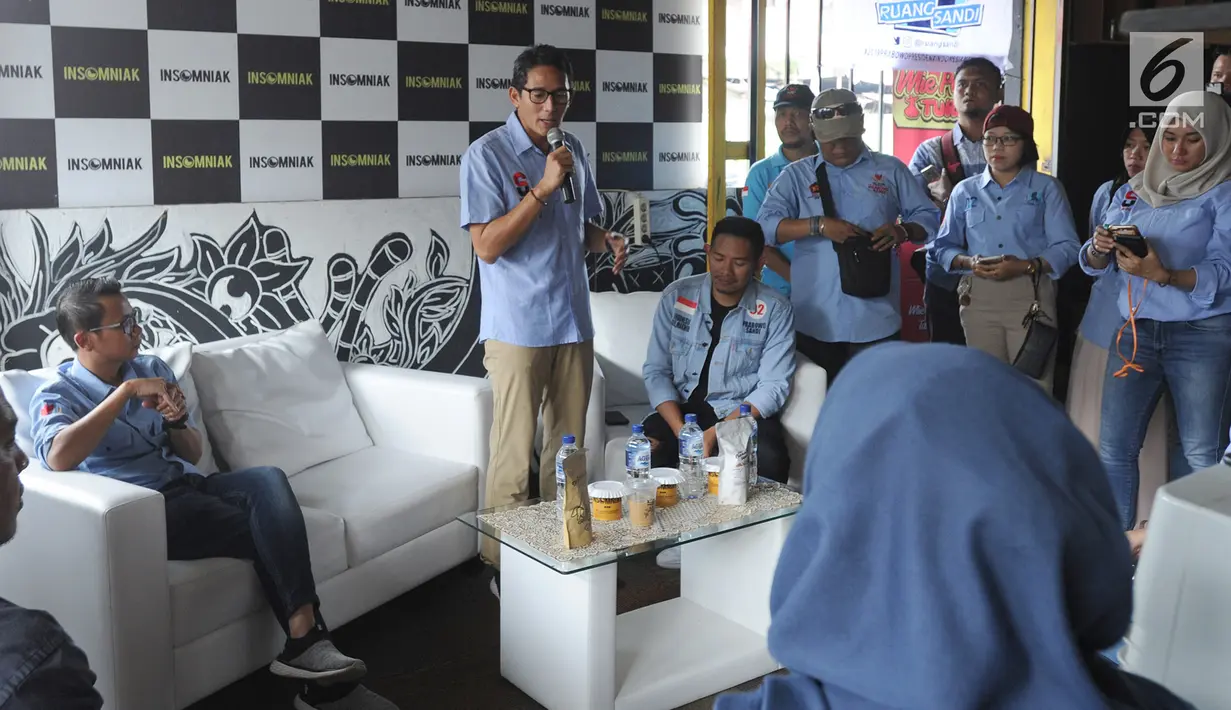 Cawapres 02 Sandiaga Uno memberikan keterangan saat meninjau sekaligus memberi dukungan kepada relawan yang melakukan penghitungan C-1 di Insomniak Caffe and Lounge, Ciputat Timur, Tangerang Selatan, Kamis (25/4). (merdeka.com/Arie Basuki)
