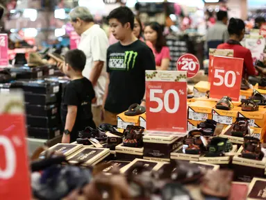 Pengunjung berburu sepatu baru di pusat perbelanjaan di Jakarta, Senin (3/7). H-2 Lebaran, sebagian pusat perbelanjaan masih dipadati pembeli yang mencari keperluan seperti pakaian dan celana dengan harga miring. (Liputan6.com/Faizal Fanani)