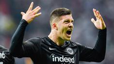 Striker Eintracht Frankfurt, Luka Jovic, merayakan gol ke gawang Chelsea pada leg pertama laga semifinal UEFA Europa League di Commerzbank Arena, Jerman, Kamis (2/5). Luka Jovic digadang akan menjadi partner Karim Benzema. (AFP/Uwe Anspach/dpa).