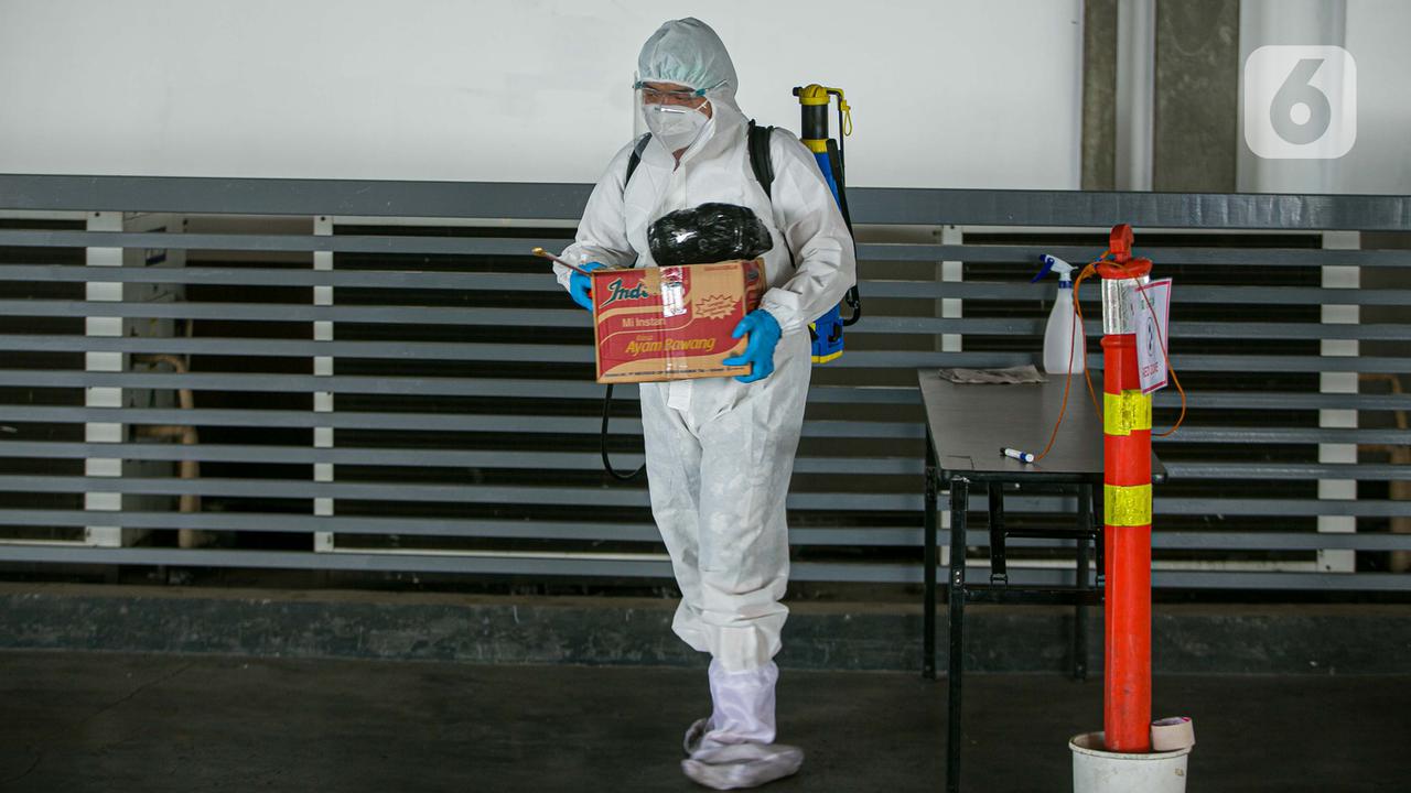 Kesibukan Petugas Hotel Tempat Isolasi Pasien OTG