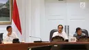 Presiden Joko Widodo (Jokowi) bersama Wapres Jusuf Kalla serta Menkopolhukam Wiranto menggelar rapat terbatas di Kantor Kepresidenan, Jakarta, Rabu (26/7). Rapat terbatas tersebut membahas Pemantapan Program Bela Negara. (Liputan6.com/Angga Yuniar)