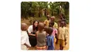 Meghan menjadi Duta Global World Vision pada 2016 setelah melakukan perjalanan ke Rwanda, Afrika. Ia mengajarkan anak-anak Rwanda untuk melukis menggunakan cat air. (Instagram/meghanmarkle)
