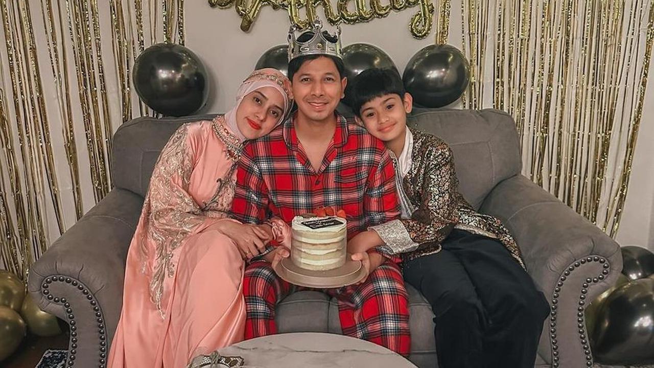 "Terbiasa tidur cepat karena masih pengobatan dan harus segera tidur,eh di bangunin tengah malam sama bidadari turun dari surga..<br>Kaget banget pas buka mata, udah cantik dan rapih banget si istri..<br>Lalu dengan kondisi baru bangun tidur," tulis Sonny