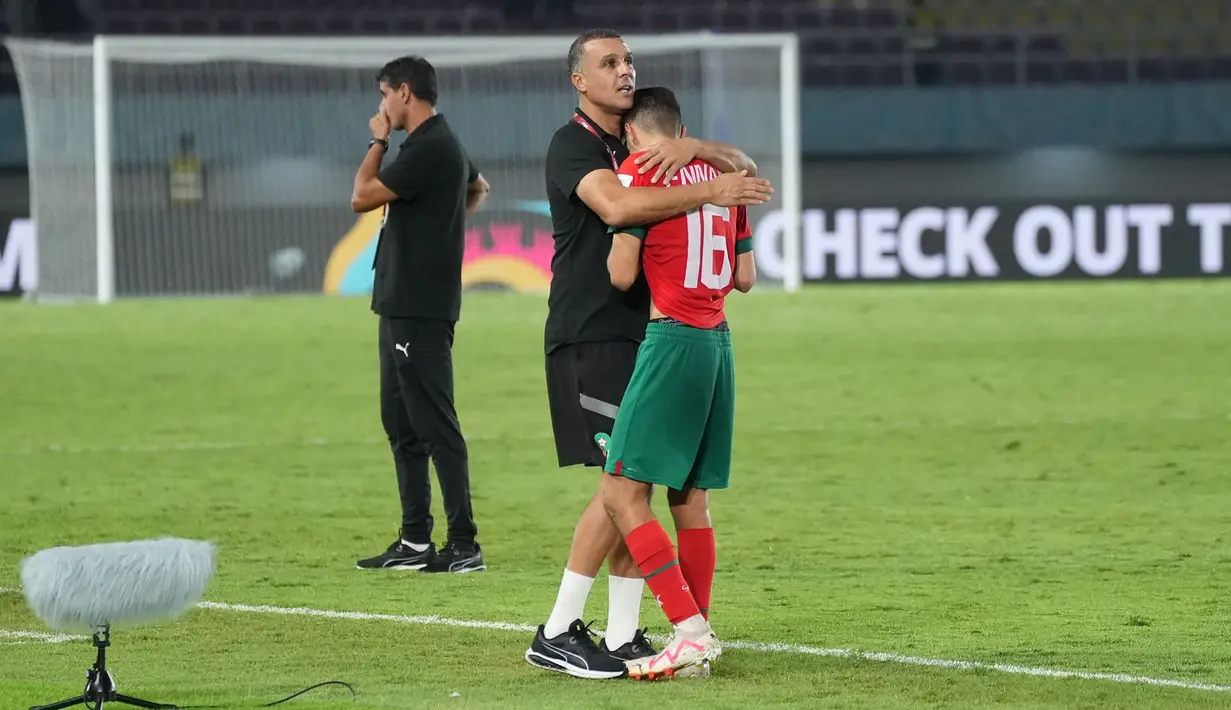 Seorang ofisial Timnas Maroko U-17 berusaha menghibur seorang pemainnya, Ayman Ennair setelah menderita kekalahan 0-1 dari Timnas Mali U-17 pada laga perempat final Piala Dunia U-17 2023 di Stadion Manahan, Solo, Sabtu (25/11/2023). (Doc. LOC WCU17/RKY)
