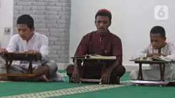 Sejumlah santri membaca Al-Quran di Pesantren Nuu Waar Al Fatih Kaffah Nusantara (AFKN) di Setu, Kabupaten Bekasi, Jawa Barat, Sabtu (1/5/2021). Kegiatan Khatam Al-Quran tersebut dilakukan rutin setiap bulan Ramadhan oleh 750 santri dan santriwati. (Liputan6.com/Herman Zakharia)