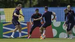Penyerang Inggris Harry Kane bersama rekan satu timnya mengikuti sesi Latihan menjelang matchday terakhir Grup C Euro 2024 di Blankenhain, Jerman, Senin (24/6/2024). (AP Photo/Thanassis Stavrakis)