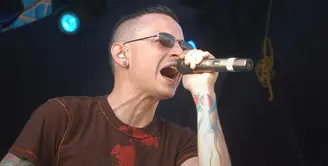 Kabar duka dari dunia musik dunia. Grup musik yang terkenal tahun 2000-an, Linkin Park baru saja kehilangan vokalisnya. Chester Bennington meninggal dunia setelah mengakhiri hidupnya. (Bambang E. Ros/Bintang.com)