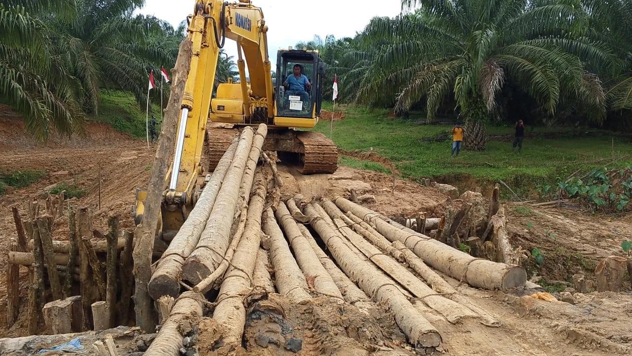 FOTO: TNI AD Rampungkan Jembatan Armco Pulihkan Akses Warga Aceh Timur