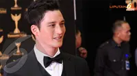 Sstt ... Mike Lewis Punya Rahasia di Balik Syalnya