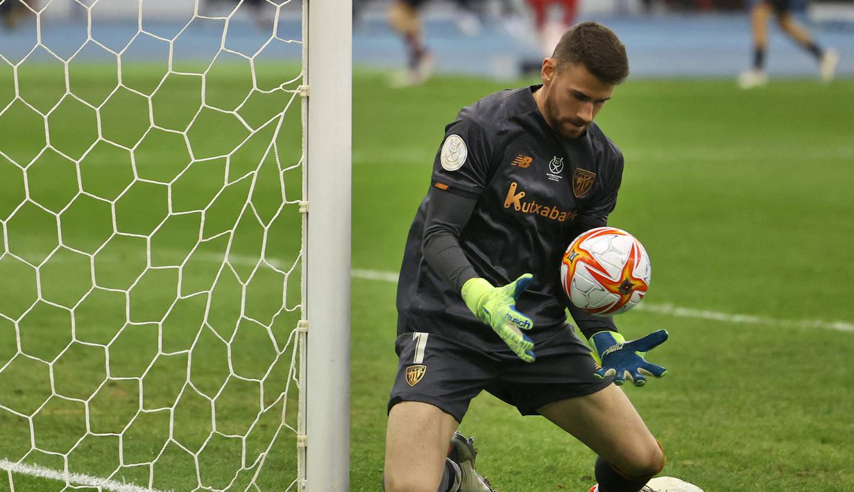 Unai Simon. Kiper berusia 25 tahun yang sejak awal musim 2018/2019 membela Athletic Bilbao ini merupakan kiper utama Timnas Spanyol saat Euro 2020 lalu. Meski posisinya terancam akibat penampilannya yang tak terlalu istmewa di musim ini bersama Bilbao, ia diprediksi masih akan dibawa Luis Enrique ke Piala Dunia 2022 Qatar berkat pengalamannya mengawal gawang Tim Matador di Euro 2020 lalu. Bersama Timnas Spanyol ia telah mengoleksi 27 caps dengan torehan 12 kali clean sheet sejak melakuan debut pada 14 November 2020. (AFP/Fayez Nureldine)