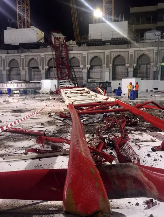 Sebuah crane roboh dan menimpa calon jemaah haji di Masjidil Haram, Mekah, Arab Saudi, Jumat (11/9/2015). Sebanyak 107 orang dilaporkan tewas, termasuk warga negara Indonesia. (AFP PHOTO / STR)