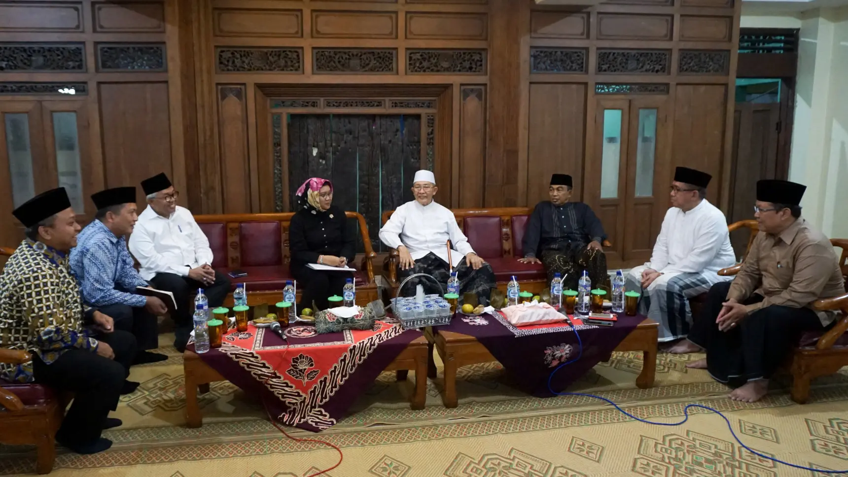 Kedatangan Menlu Retno Marsudi disambut pengasuh pondok pesantren Al Muayyad, KH Abul Rozak Shofawi.(Liputan6.com/Fajar Abrori)