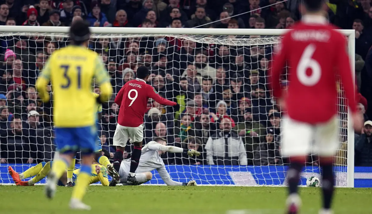Pemain Manchester United, Anthony Martial mencetak gol pertama timnya ke gawang Nottingham Forest pada laga leg kedua Semifinal Carabao Cup 2022/2023 di Old Trafford, Manchester, Kamis (02/02/2023) WIB. Gol Martial terjadi pada menit ke-73 melalui assist Marcus Rashford. (AFP/Paul Ellis)