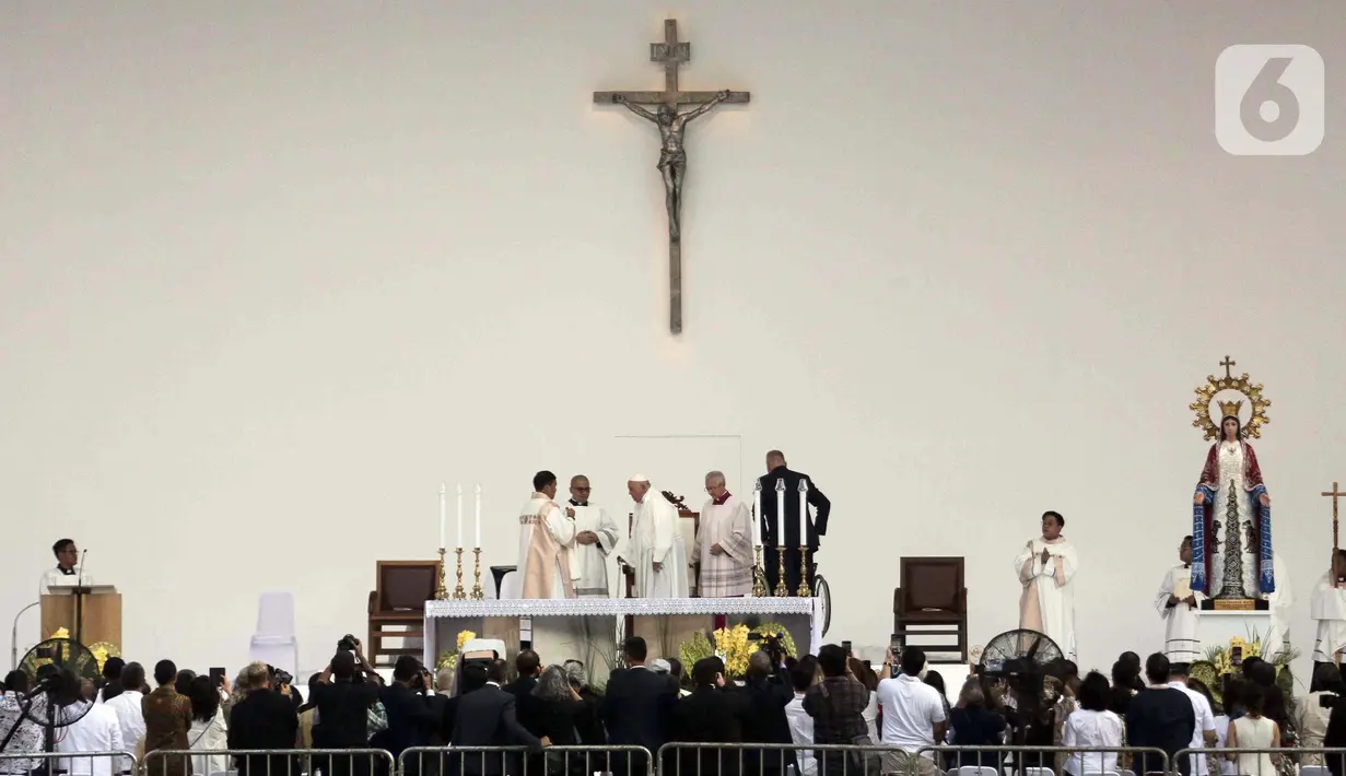 Selanjutnya, Paus Fransiskus berada Tribun Altar yang menjadi lokasi Perayaan Ekaristi Kudus yang diikuti puluhan ribu umat Katolik. (Liputan6.com/Herman Zakharia)
