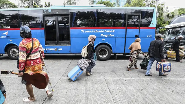 FOTO: Terminal Grogol Mulai Dipadati Pemudik