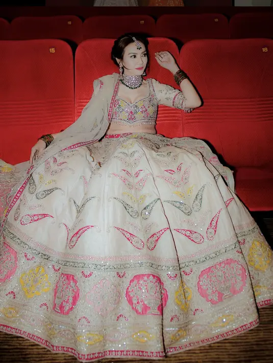 Untuk mengoptimalkan tampilannya, ia juga memaksimalkan gaya dengan makeup yang fokus pada area bibir.  [Foto: Instagram/ Masayu Anastasia]