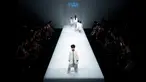 Sejumlah model cilik berjalan di atas catwalk mengenakan koleksi busana orang tua dan anak YIAN karya Lu Enhua selama China Fashion Week di Beijing, Sabtu 1 April 2017. (AP Photo / Mark Schiefelbein)
