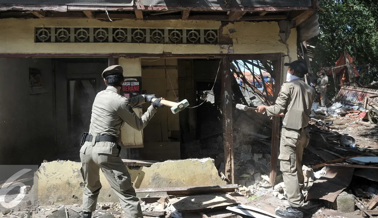 Petugas Satpol PP lanjutkan pembongkaran belasan rumah di Bukit Duri yang belum sempat dibongkar pada penggusuran kemarin, Jakarta, Kamis (29/9). (Liputan6.com/Yoppy Renato)