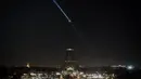 Pemandangan lampu gemerlap di Menara Eiffel, Paris yang dipadamkan, Rabu (14/12). Pemadaman itu sebagai bentuk dukungan bagi masyarakat di Aleppo, Suriah, sekaligus memprotes pertempuran yang terjadi di kota tersebut. (AFP PHOTO/PHILIPPE LOPEZ)