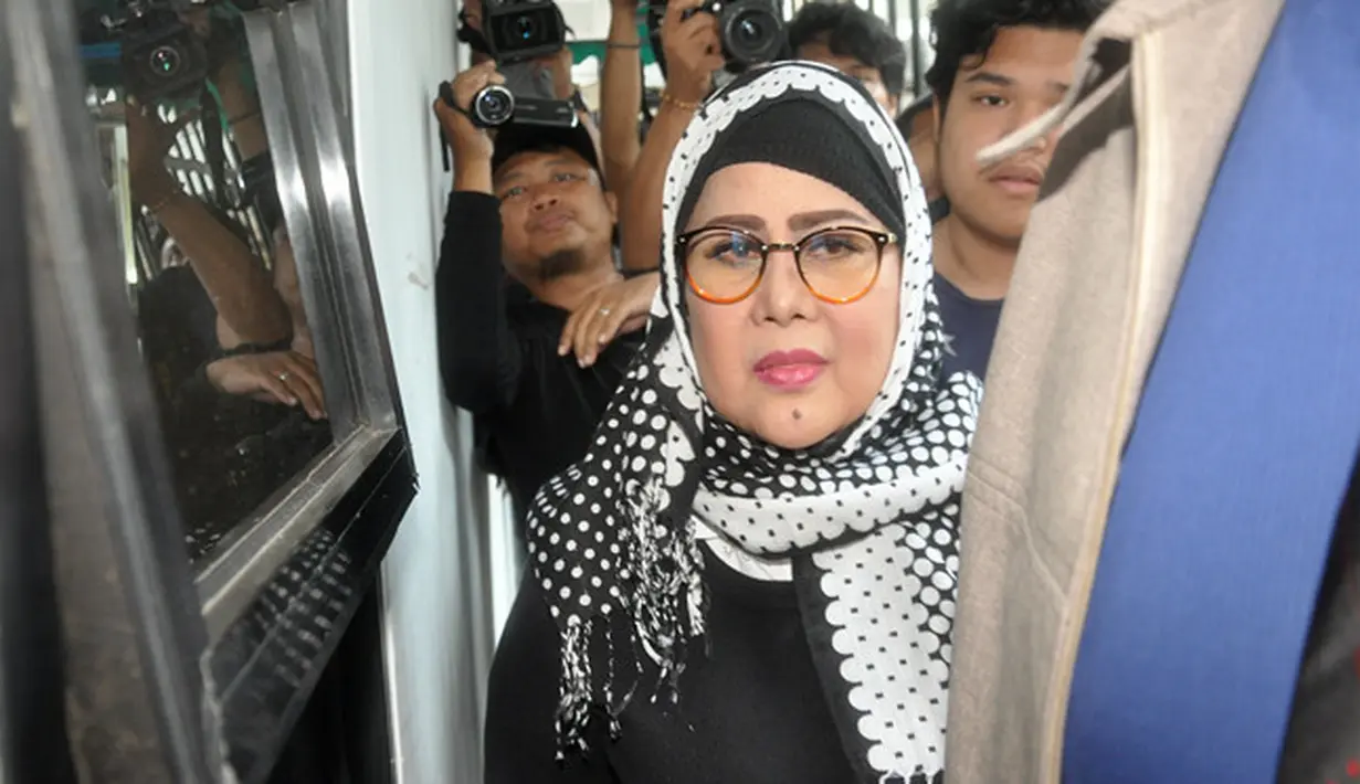 Sebagai orang tua, Ratu Dangdut itu mengungkapkan perasaannya mengetahui anaknya, Dhawiya dan Syechan serta mantunya yang sedang hamil enam bulan. Ia mengaku sedih dan hancur terkait kasus anak-anaknya. (Deki Prayoga/Bintang.com)