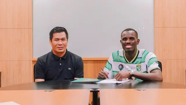 Penyerang anyar Persebaya Flavio Silva saat mendatangani kontrak baru bersama sang agen. (Foto: Persebaya)