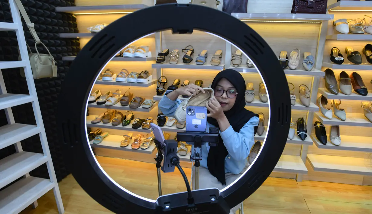 Pekerja memasarkan produk secara online produk sepatu sandal yang akan di bengkel kerja Patris di kawasan Katulampa, Bogor, Senin, 24 Agustus 2026. (KLY/ Arie Basuki)