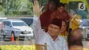 Ekspresi Prabowo saat menyapa sejumlah tamu yang hadir pada syukuran Hari Ulang Tahun (HUT) ke-59 Partai Golkar. (Liputan6.com/Angga Yuniar)