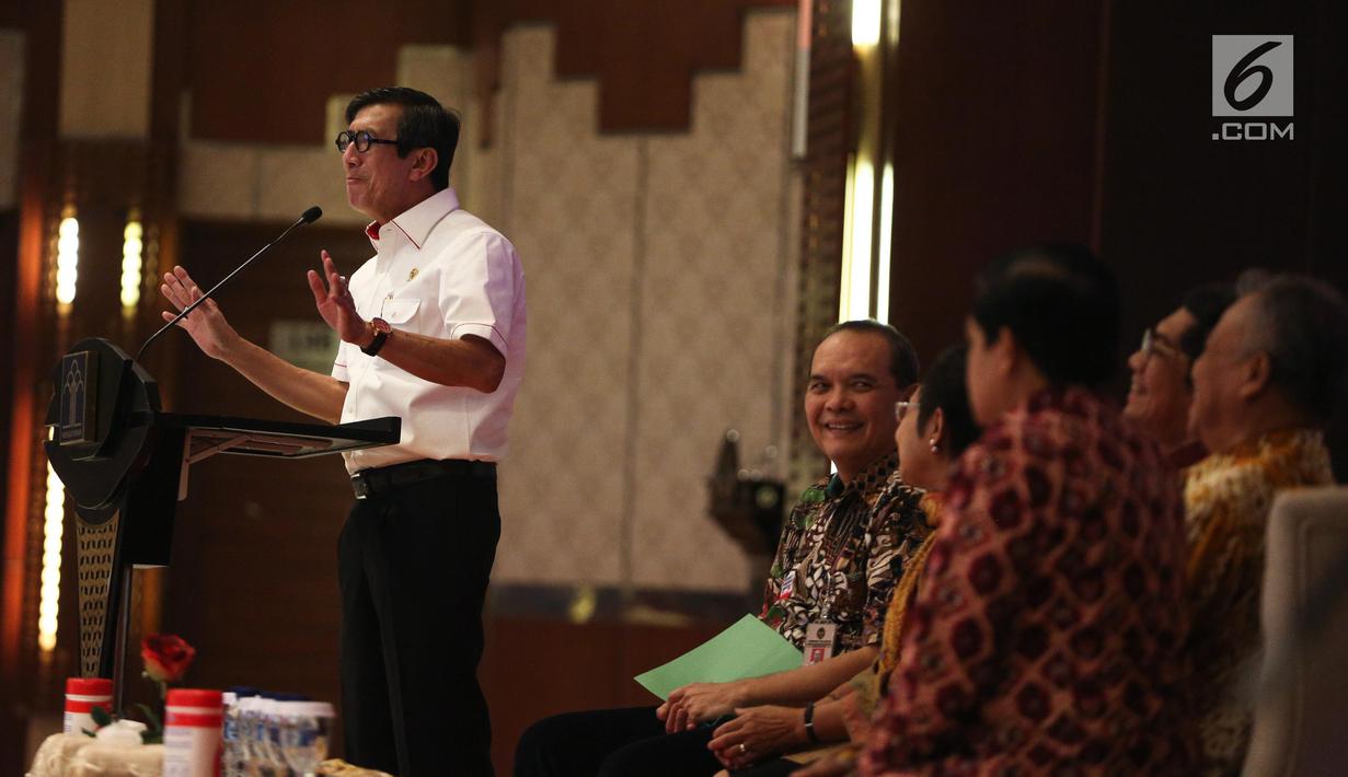 Menkumham Yasonna Hamonangan Laoly saat memberikan arahan dihadapan advokat FAPP di Gedung Kemenkumham, Jakarta, Jumat (21/7). FAPP mendukung penuh langkah pemerintah menerbitkan Perppu No 2 tahun 2017. (Liputan6.com/Faizal Fanani)