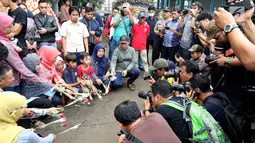 Sejumlah anggota keluarga korban bom Kampung Melayu dan simpatisan masyarakat menyelenggarakan aksi simpatik di lokasi kejadian bom, Jakarta, Minggu (28/5). (Liputan6.com/Johan Tallo)