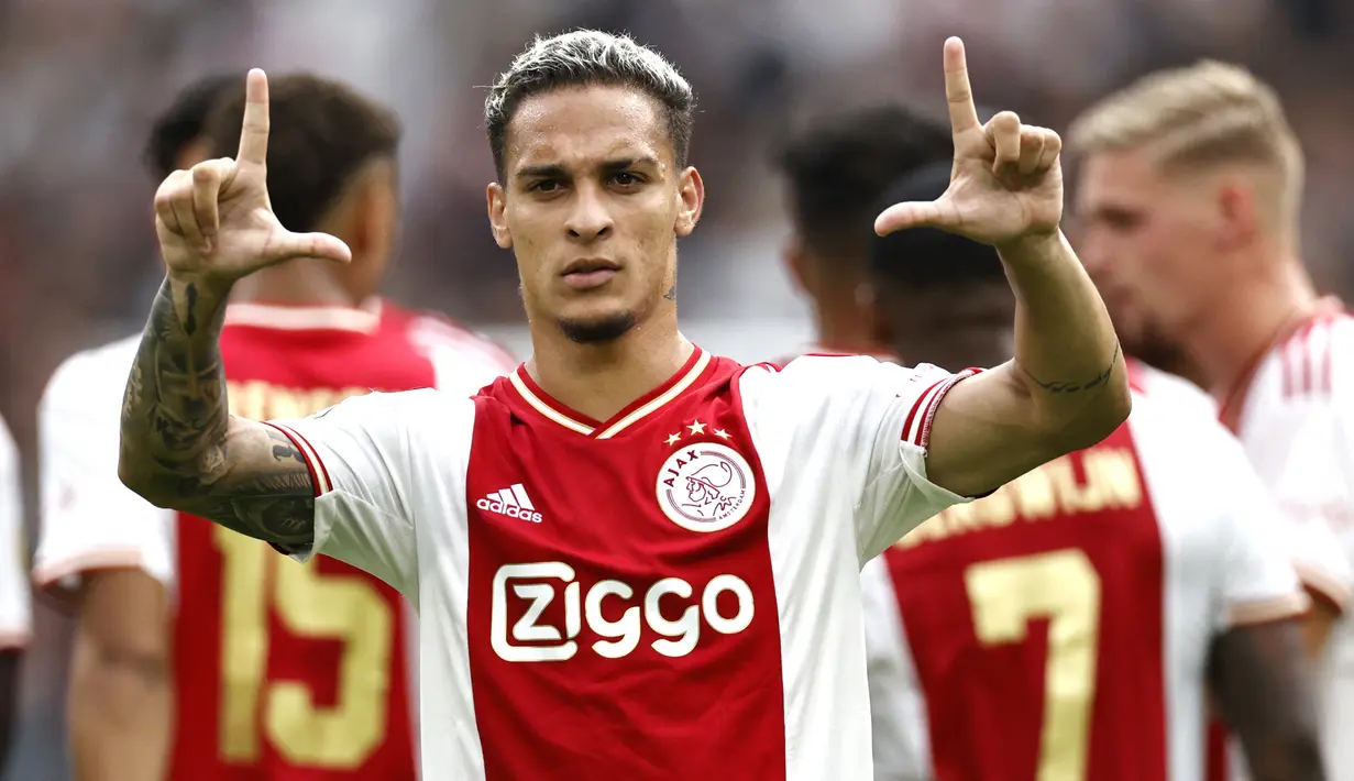 Antony. Sayap kanan Brasil berusia 22 tahun yang baru saja memastikan kepindahannya dari Ajax Amsterdam ke Manchester United menjelang ditutupnya bursa transfer musim panas 2022/2023 ini menjadi pemain termahal yang pernah didatangkan klub Liga Inggris dari Liga Belanda alias Eredivisie. Ia ditebus Setan Merah dengan nilai transfer 95 juta euro atau setara Rp1,4 triliun dan terikat kontrak selama 5 tahun hingga Juni 2027. (AFP/ANP/Maurice van Steen)