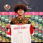 Bagus Kahfi mengenakan batik saat menandatangani kontrak bersama FC Utrecht. (Doc FC Utrecht).